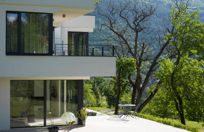 Moderne Villa mit Terrasse im Grünen