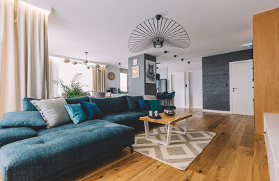 Modernes Wohnzimmer geschmackvoll eingerichtet