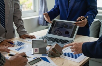 Sachverständiger erstellen ein Gutachten