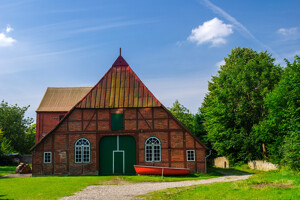 Bauernhaus mit Boot im Grünen