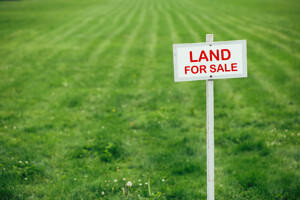 Schild mit Land for Sale