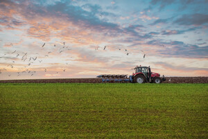 Traktor im Sonnenuntergang