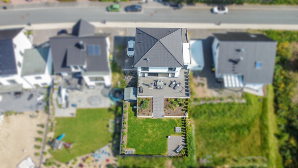 Eine Luftaufnahme eines modernen Einfamilienhauses