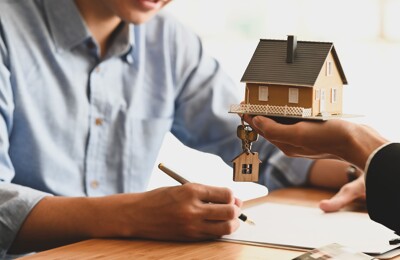 Haus und Schlüssel werden übergeben