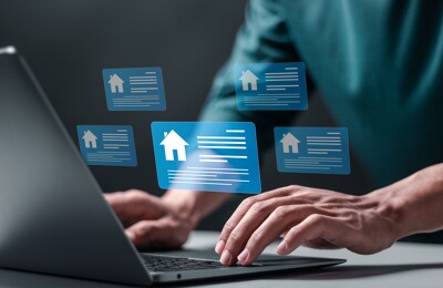 Immobiliensuche am Laptop