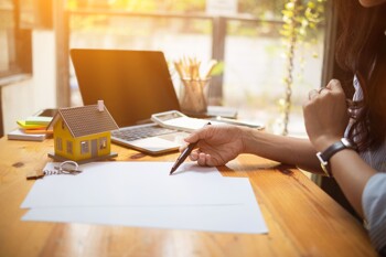 Unterlagen werden auf Schreibtisch bearbeitet