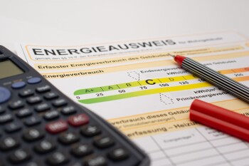 Energieausweis mit Unterlagen auf Schreibtisch