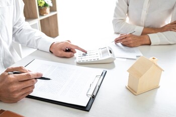 Unterlagen auf einem Klemmbrett für den Immobilienkauf