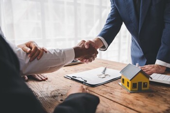 Handschlag auf Hausverkauf