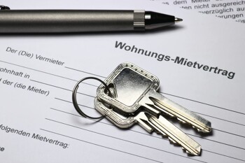 Schlüssel auf Mietvertrag