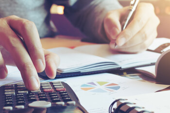 Hand am Taschenrechner