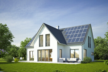 Weißes Einfamilienhaus mit Solarpanels