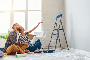 Paar renoviert Wohnung