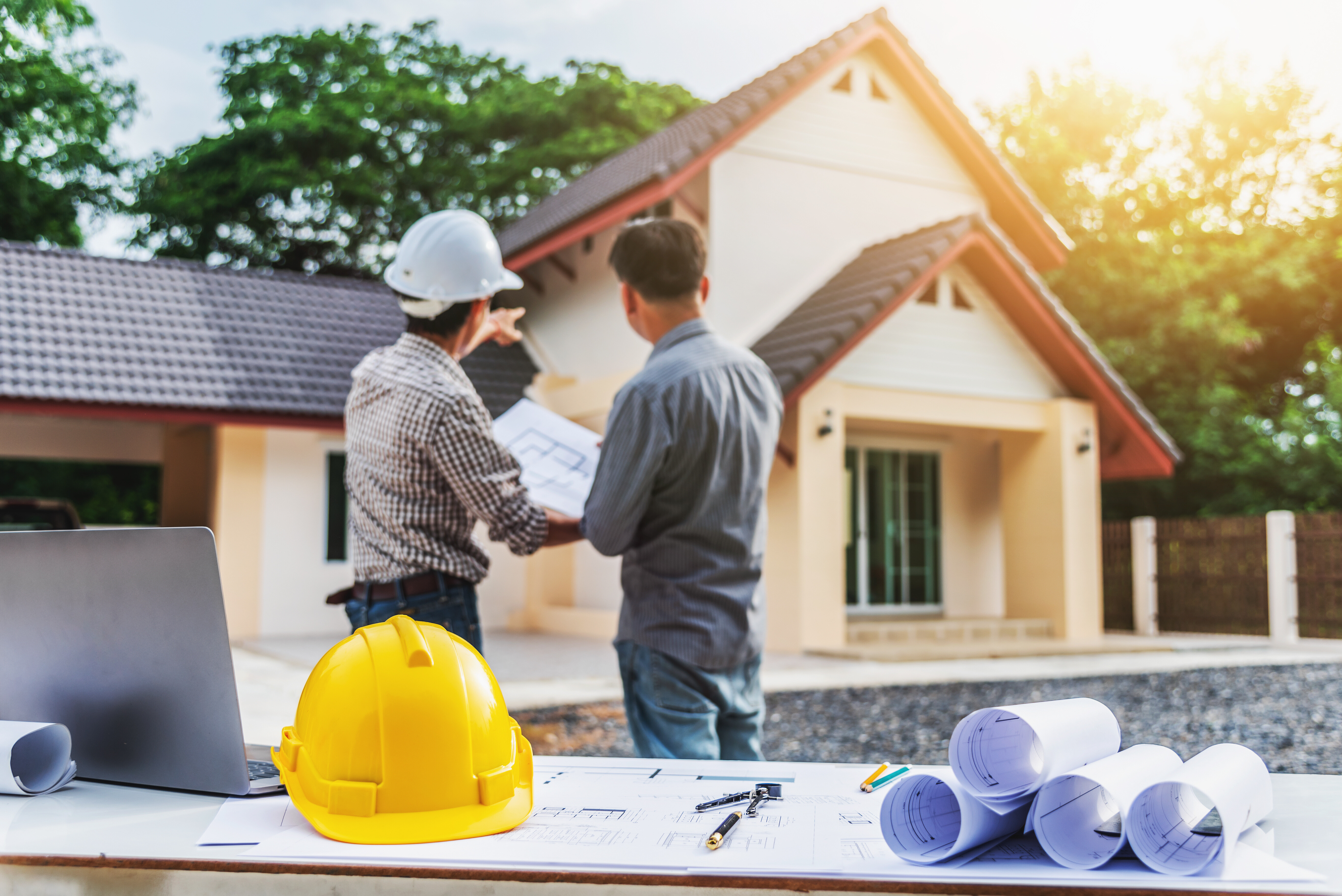 Männer arbeiten an einem Neubau