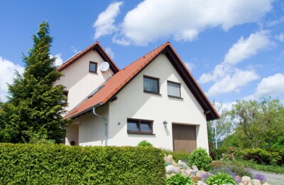 Einfamilienhaus mit Hecke davor