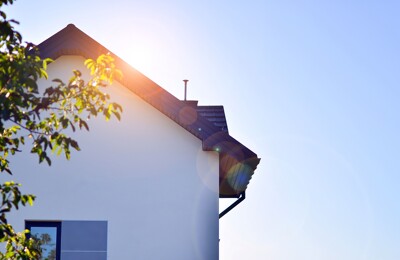 Sonne scheint über Dach von Einfamilienhaus