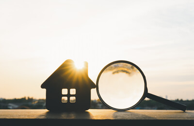 Modellhaus neben Lupe