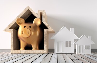 Goldenes Sparschwein in Haus