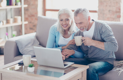 Ehepaar mit Laptop auf dem Sofa