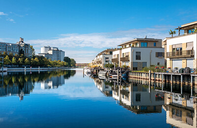 Häuser und Wohnimmobilien in Berlin an einem Fluss