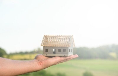 Hand hält Modellhaus