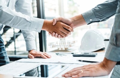 Handschlag von zwei Personen