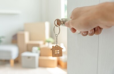 Tür mit Schlüssel öffnet sich