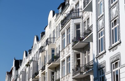 Frontansicht von historischen Mehrfamilienhäusern