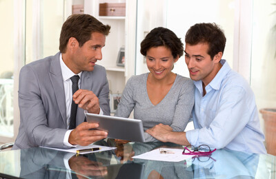 Paar wird zur Finanzierung beraten