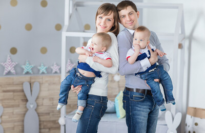 Junge Familie im Kinderzimmer
