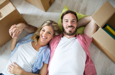 Junges Paar in neuer Wohnung