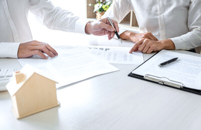 Unterlagen, Taschenrechner und Modellhaus