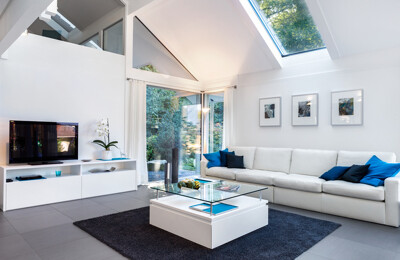 Modernes Schlafzimmer mit weißer Eckcouch