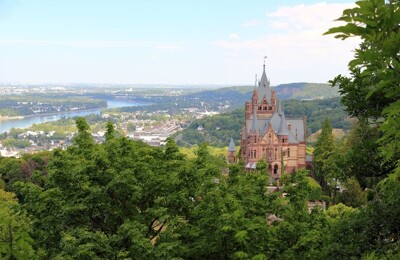 Die Drachenburg mit Blick auf das Rheintal