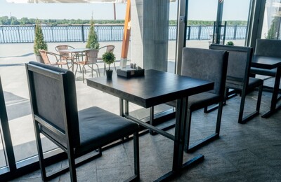 Ein modernes Café am Rhein
