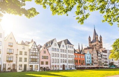 Häuserfassaden und Grünflächen in Köln