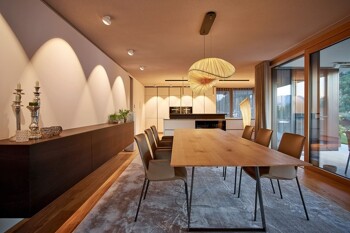 Modern eingerichtetes Esszimmer