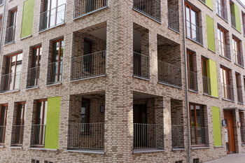 Moderne Häuserfront mit grünen Akzenten