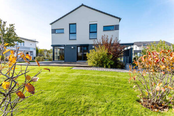Modernes Einfamilienhaus mit Garten