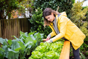 Frau bei Gartenarbeit