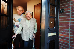 Seniorenpaar im Haus