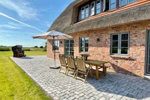 Rotes Klingerhaus auf Eiderstedt mit Strandkorb