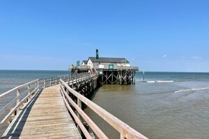 Steg, der zu einem Haus am Meer führt