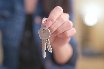 Frau hält Schlüssel