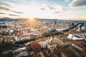 Luftaufnahme von Graz bei Sonnenuntergang