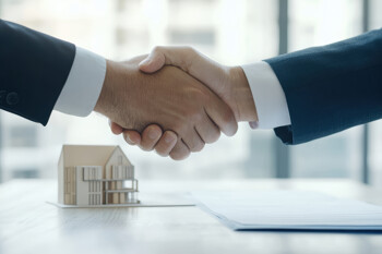 Handschlag vor Modellhaus