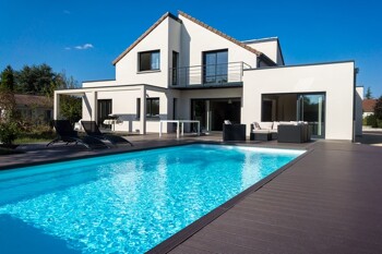Modernes Haus mit Pool