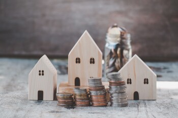 Hausmodelle aus Holz mit Münztürmen