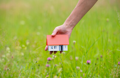 Haus wird über Wiese gehalten