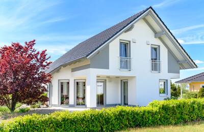 Modernes Einfamilienhaus mit Garten